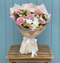 Букет цветов из:  Гвоздики, Орхидеи и Розы в Курилловке