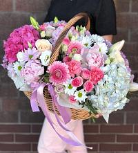 Композиция солнечный день в Курилловке Цветочная композиция из Розы, Хризантемы, Пионы и Лизиантусы в корзине в Курилловке
