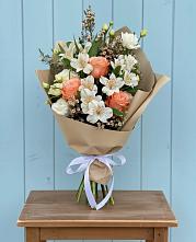 Букет цветов из:  Альстромерии, Лизиантусы, Розы и Хризантемы в Курилловке