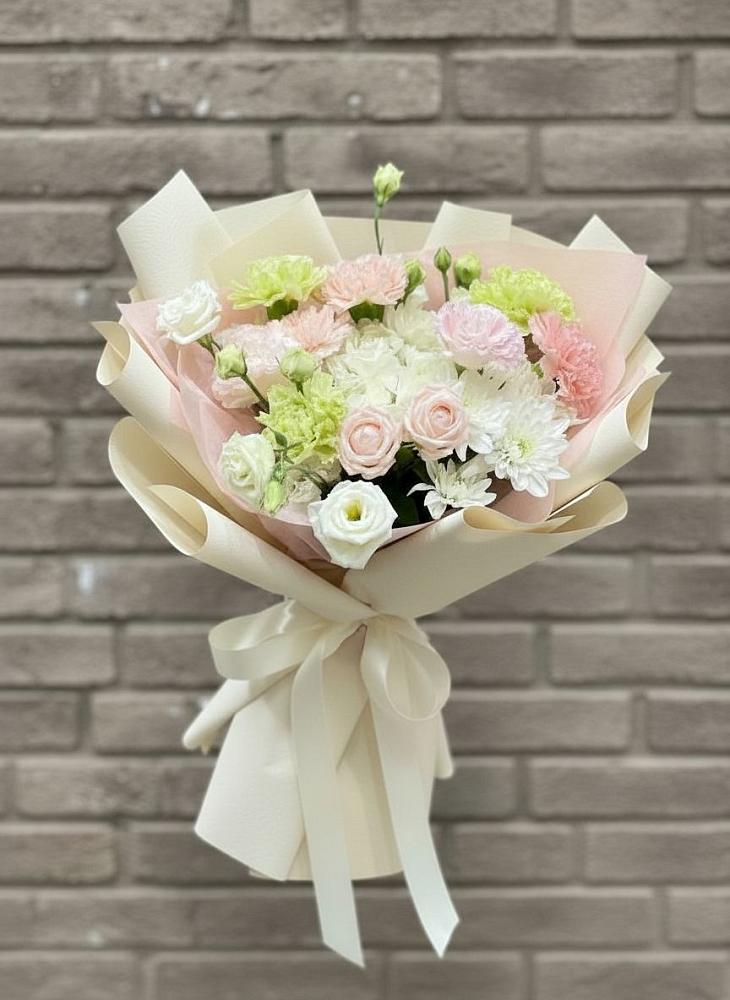 Букет цветов из: Гвоздики, Розы, Лизиантусы и Хризантемы в Курилловке