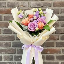 Букет цветов из:  Лизиантусы и Розы в Курилловке