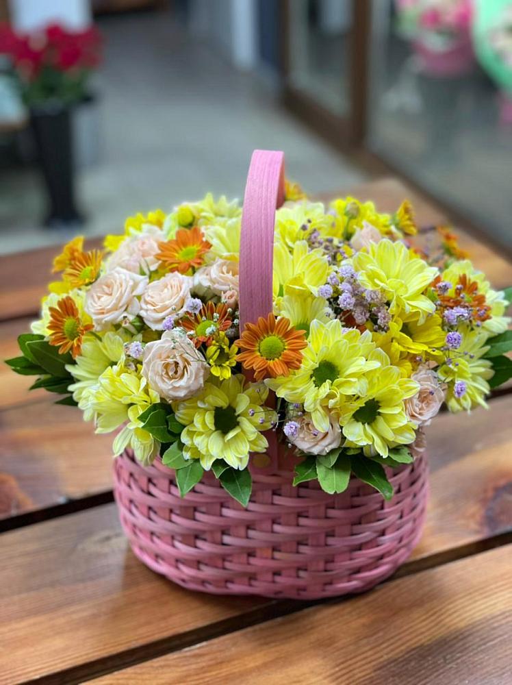Цветочная композиция из Хризантемы и Розы в корзине в Курилловке