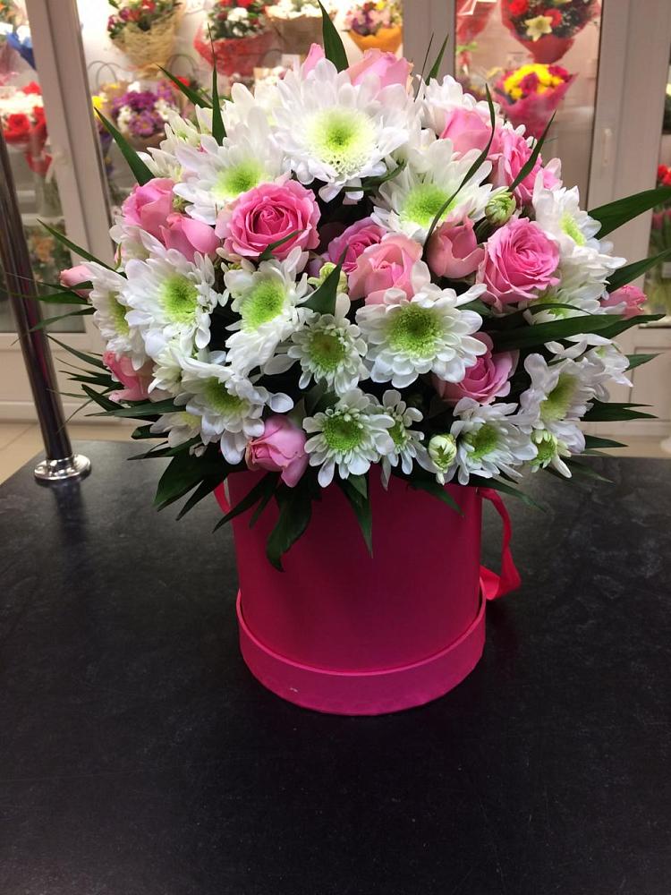 Цветочная композиция из Розы и Хризантемы в шляпной коробке в Курилловке