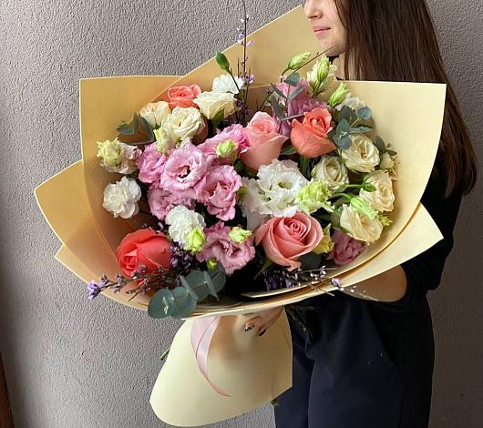 Букет цветов из: Розы, Лизиантусы и Гвоздики в Курилловке